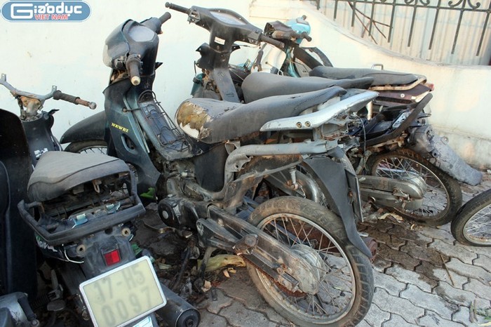 Theo anh Tuyến, một nhân viên bảo vệ của bệnh viện Bạch Mai, những chiếc xe vô chủ này một phần là những chiếc xe bị bọn trộm cắp đánh tráo.